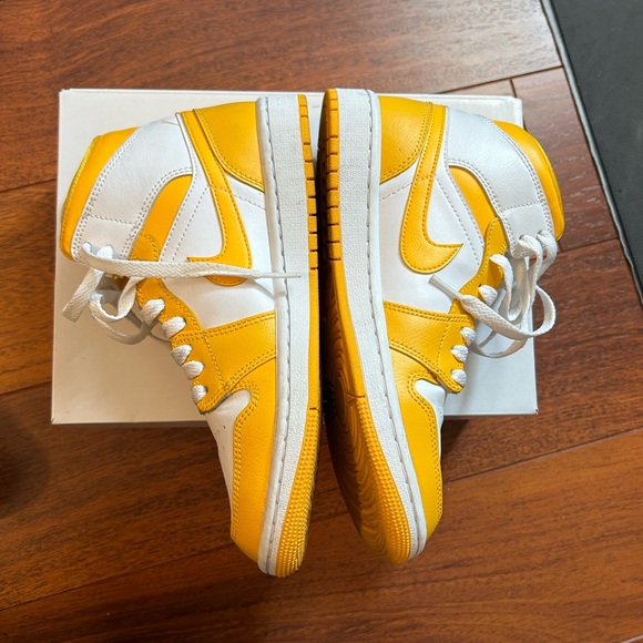 Nike WMNS Air Jordan 1 Mid in White and Gold - Picture 8 of 10